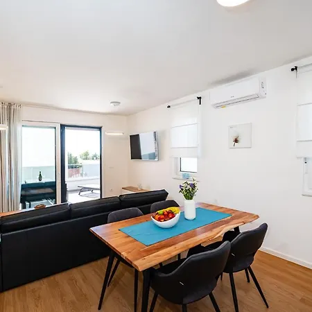 Apartments Vita ザダル