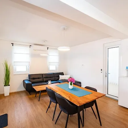 Apartments Vita ザダル
