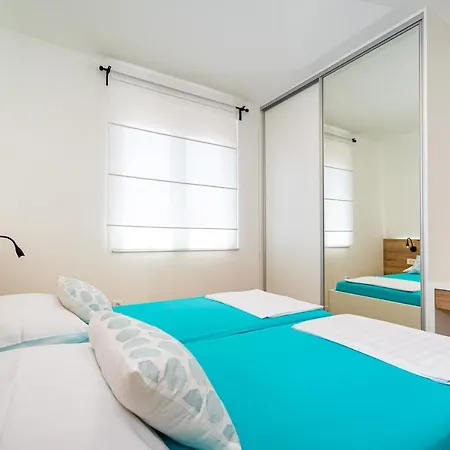 Apartments Vita ザダル